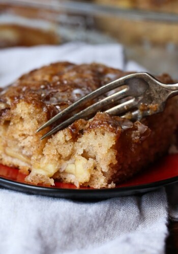 APPLE FRITTER CAKE is your favorite doughnut in cake form!