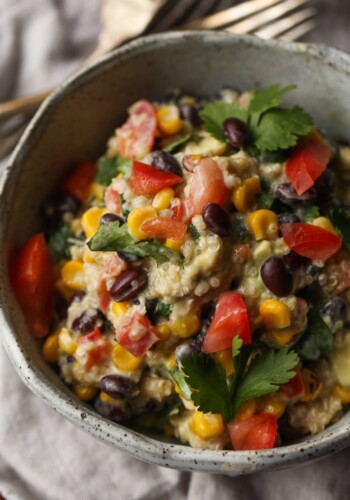 Southwestern Quinoa Salad! Such a perfect lunch or light dinner option...packed with protein!